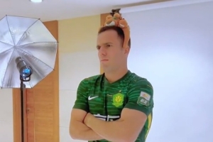 塞尔吉尼奥将迎国安首秀,博主晒其一个月前标准照拍摄花絮