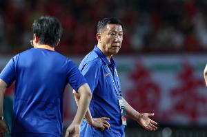 津媒:崔康熙现在对山东泰山队怨气极大,继续留队原因就是钱