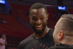 笑容治愈系列!维金斯、李凯尔和前勇士队友寒暄畅聊